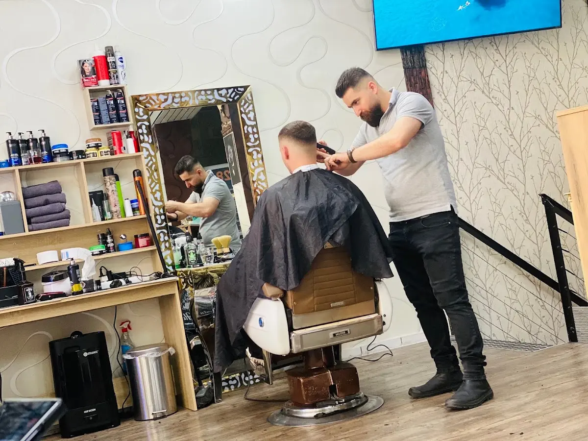 Barber schneidet einem Kunden die Haare im Boss Coiffeur Salon