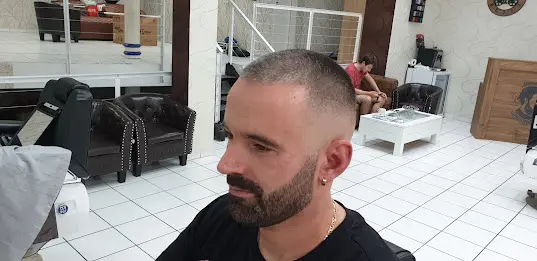 Kurzer Haarschnitt mit gepflegtem Bart