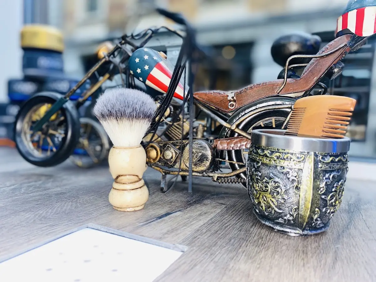 Rasierpinsel, Kamm und Motorraddekoration im Salon