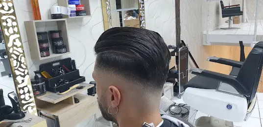 Seitlich fotografierter Haarschnitt mit präzisem Übergang